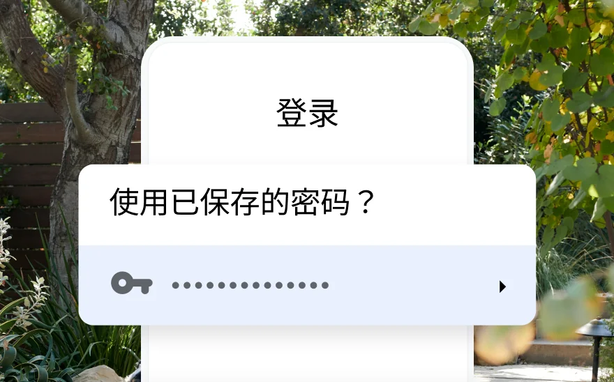 一一家行程预订网站的登录页面跳出询问，要不要使用存储的密码。其背景展现的是一幅优美的自然风景画面
。